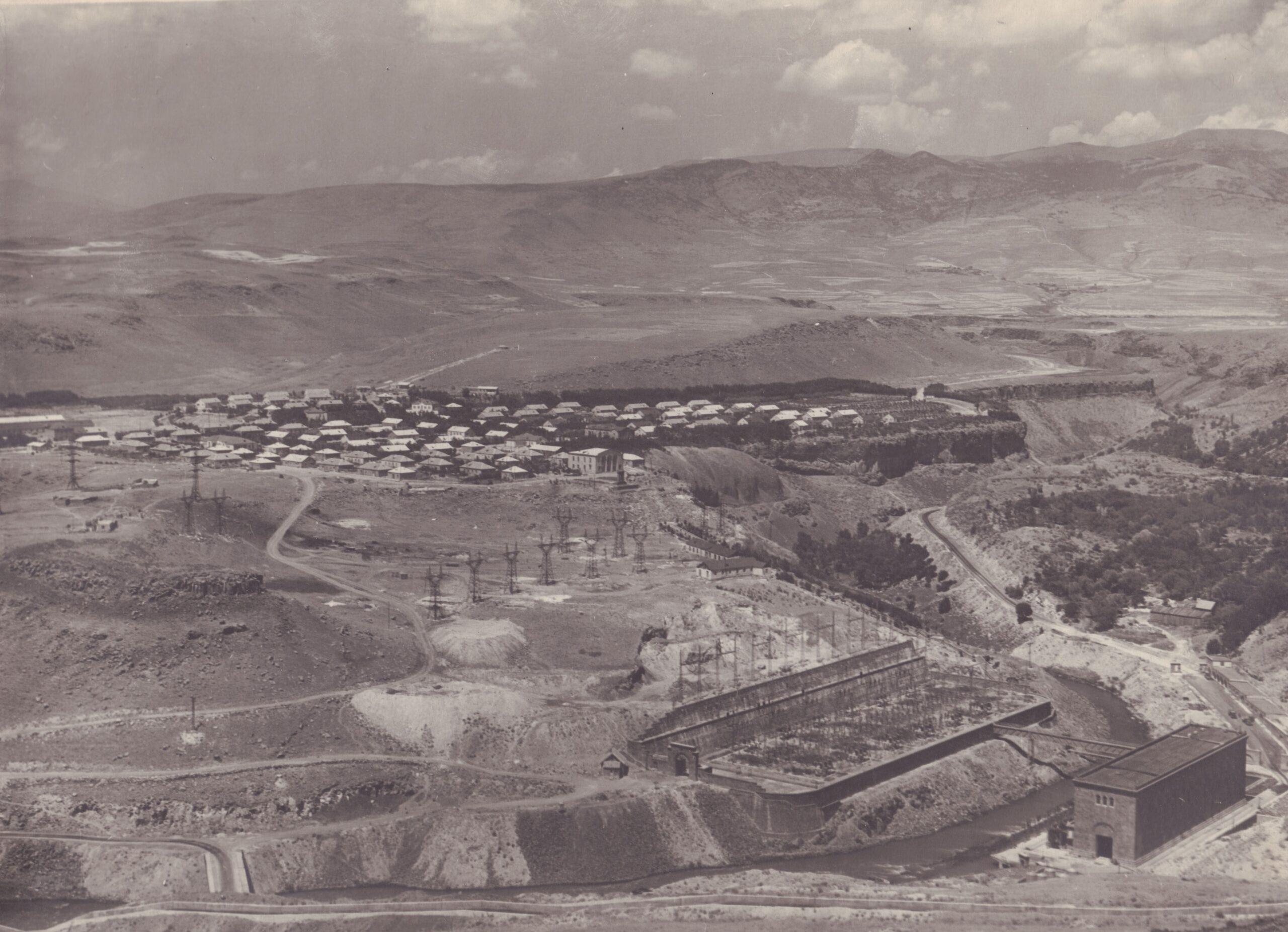 Հիդրոէլեկտրակայանի համալիրը և Լուսակերտ գյուղը (այժմ՝ Արգել)