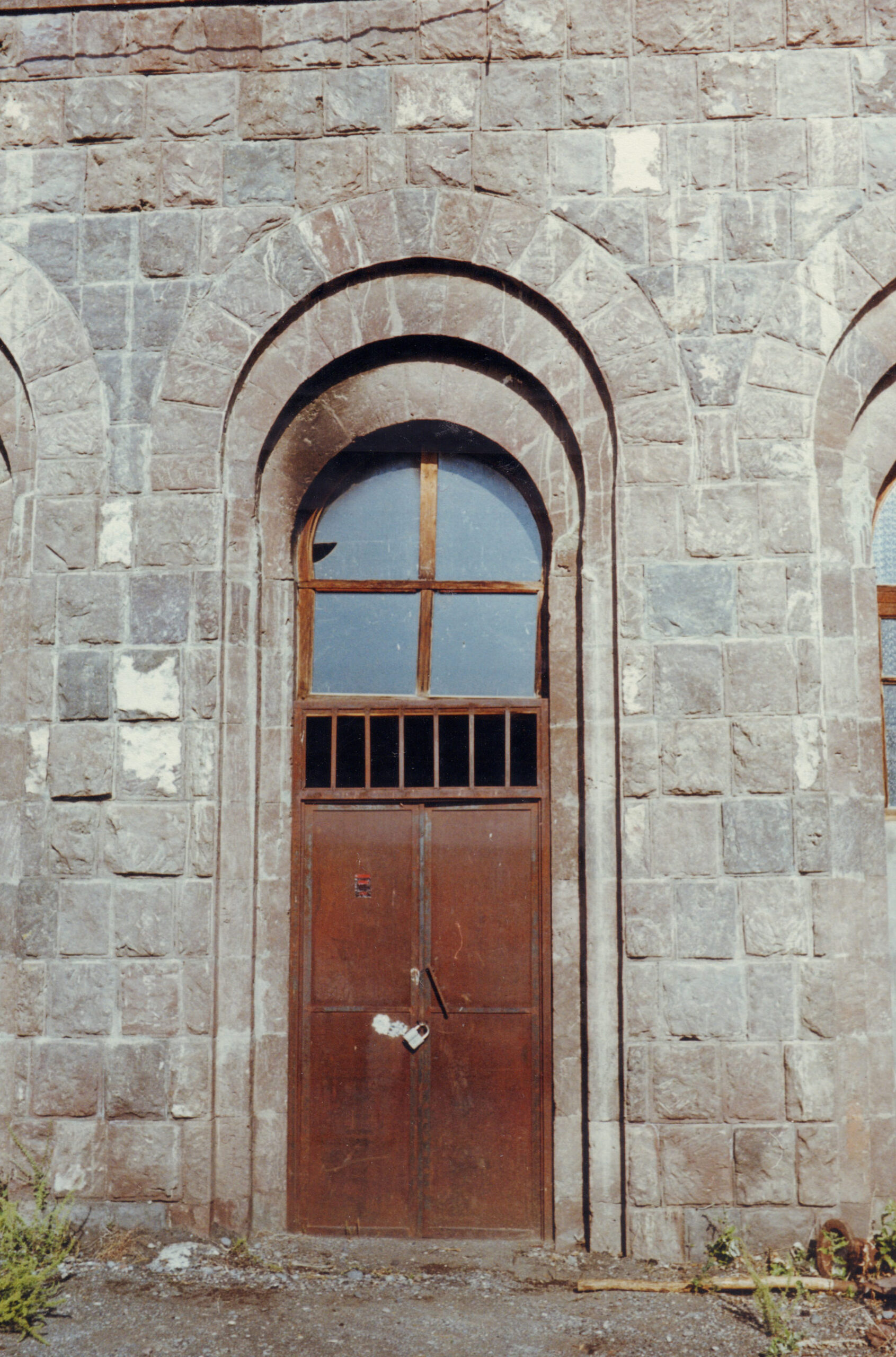Կամարակապ պատուհանի մոտիվը, որն այնուհետև օգտագործվեց Արգել ՀԷԿ-ի ճարտարապետության մեջ
