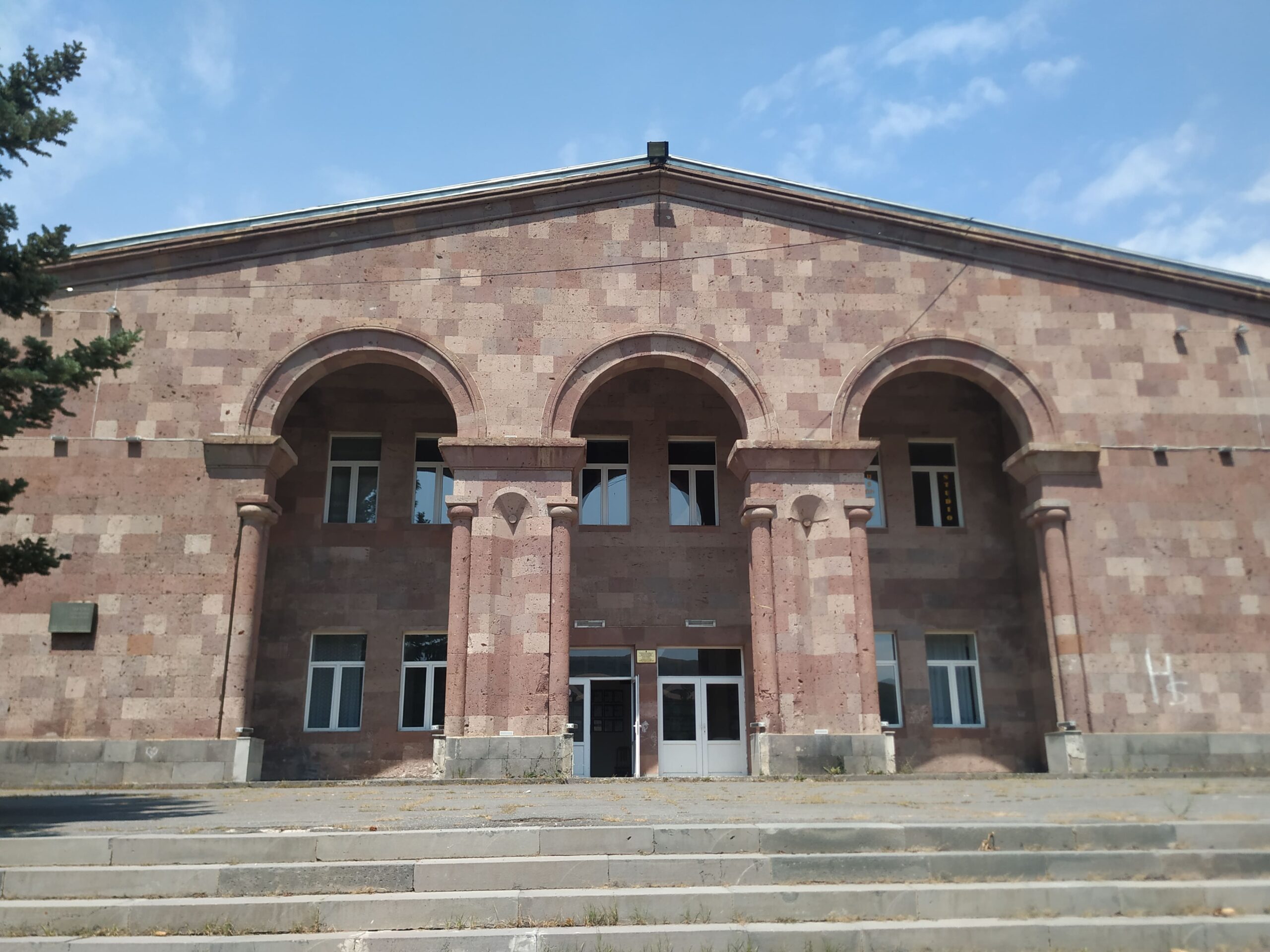 Չարենցավանի ակումբի շենքը (այժմ՝ Կ. Դեմիրճյանի անվան մշակույթի տուն)
