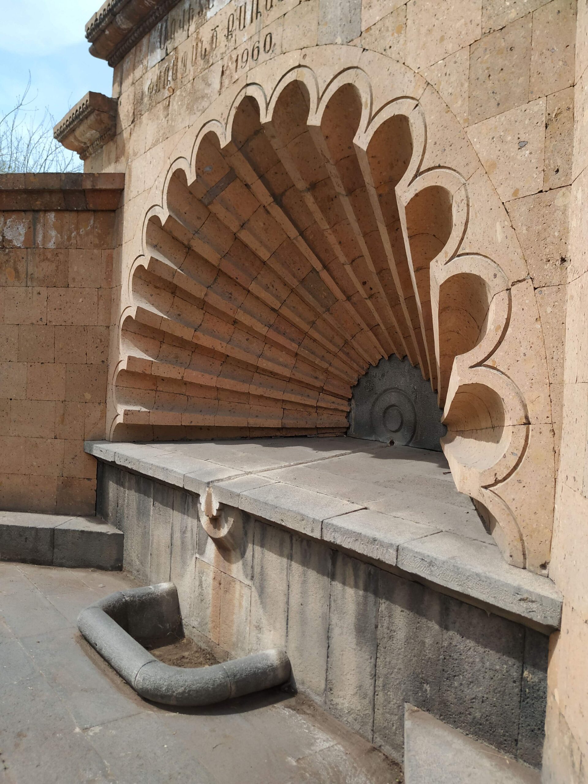 Աղբյուր-հուշարձան Երևան ՀԷԿ-ի տարածքում