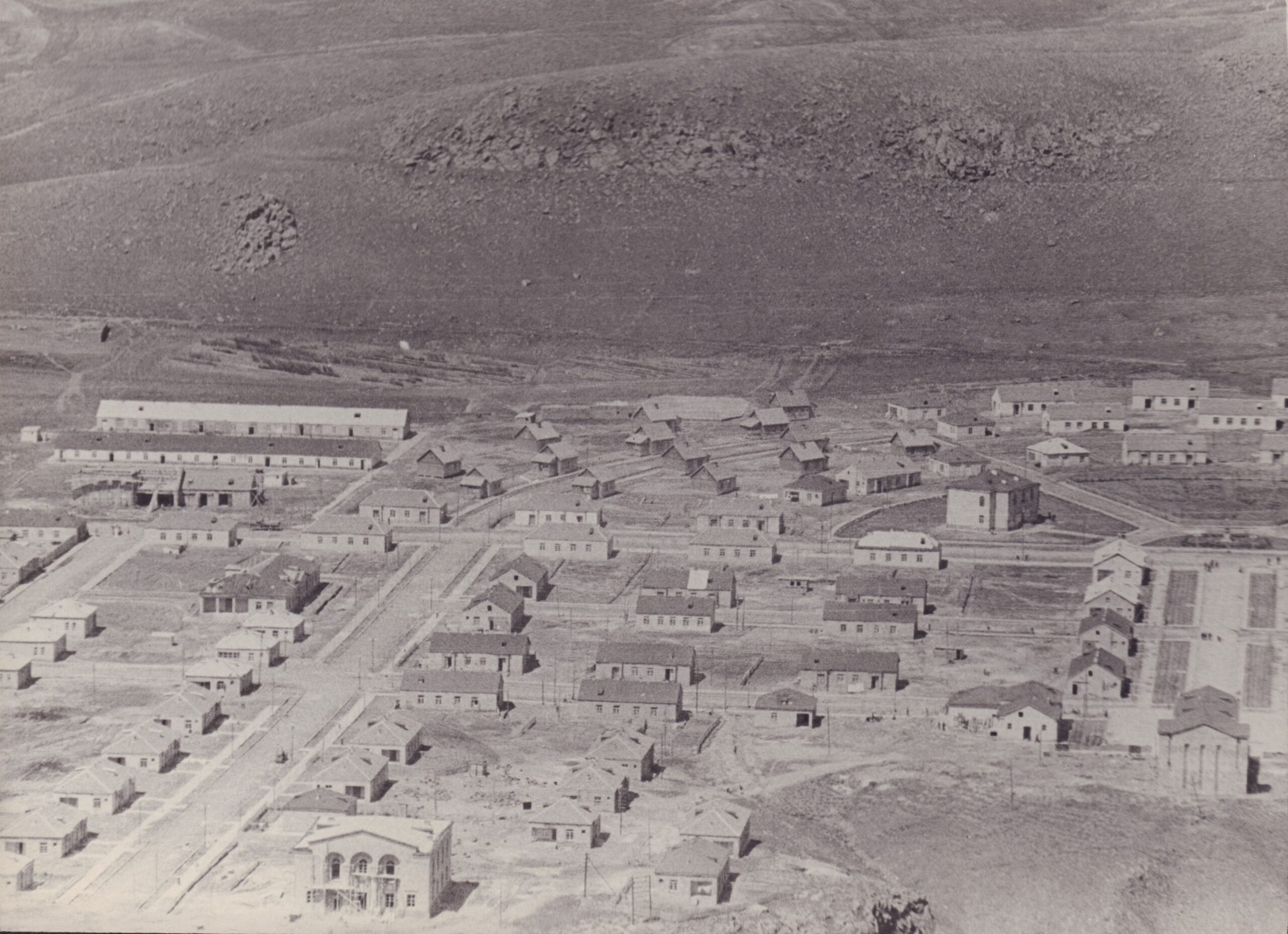 Հատված Արգել գյուղից. նկարի ձախ ներքևի եզրում Արգել ՀԷԿ-ի վարչության շենքն է