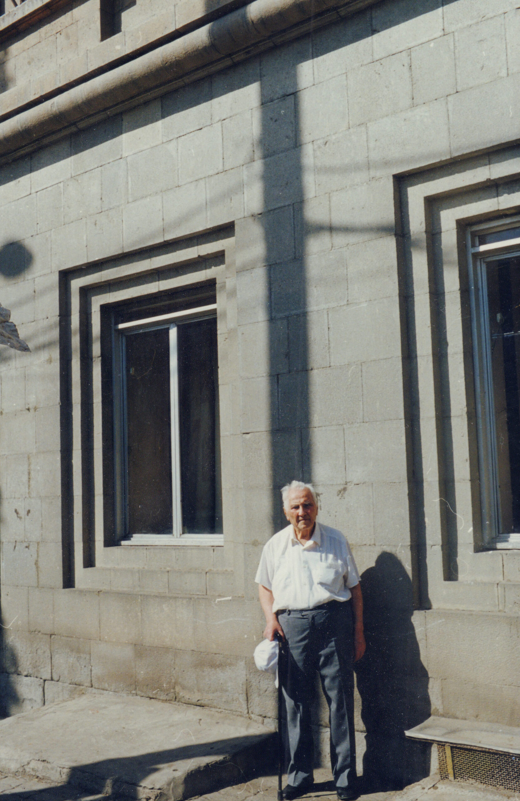 Ճարտարապետ Տ. Մարությանը իր նախագծած Պոլիտեխնիկական համալսարանի մասնաշենքի մոտ
