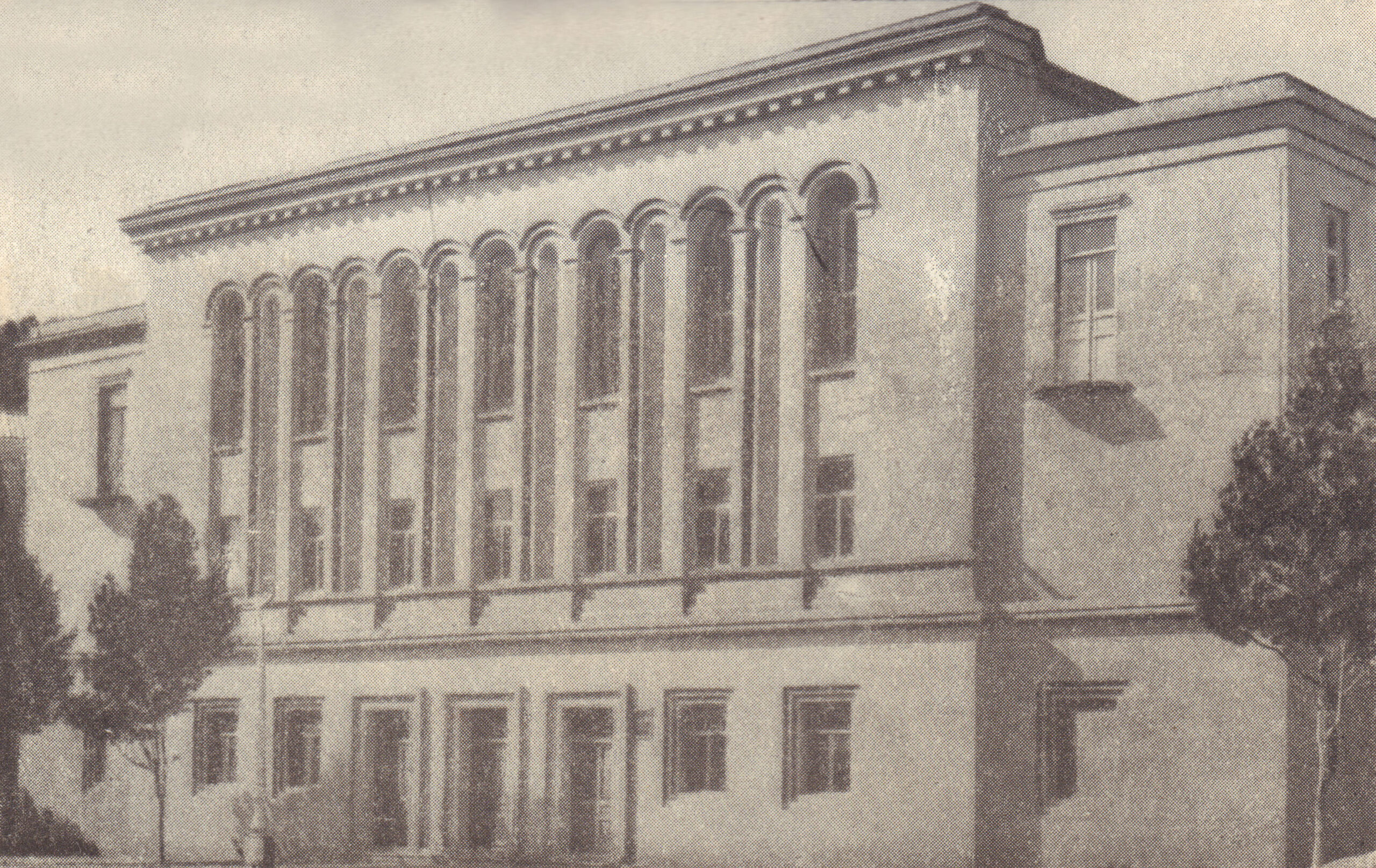 «Архитектура городов СССР, Ереван» գրքույկում (Մոսկվա, 1948) տպագրված շենքի լուսանկարը