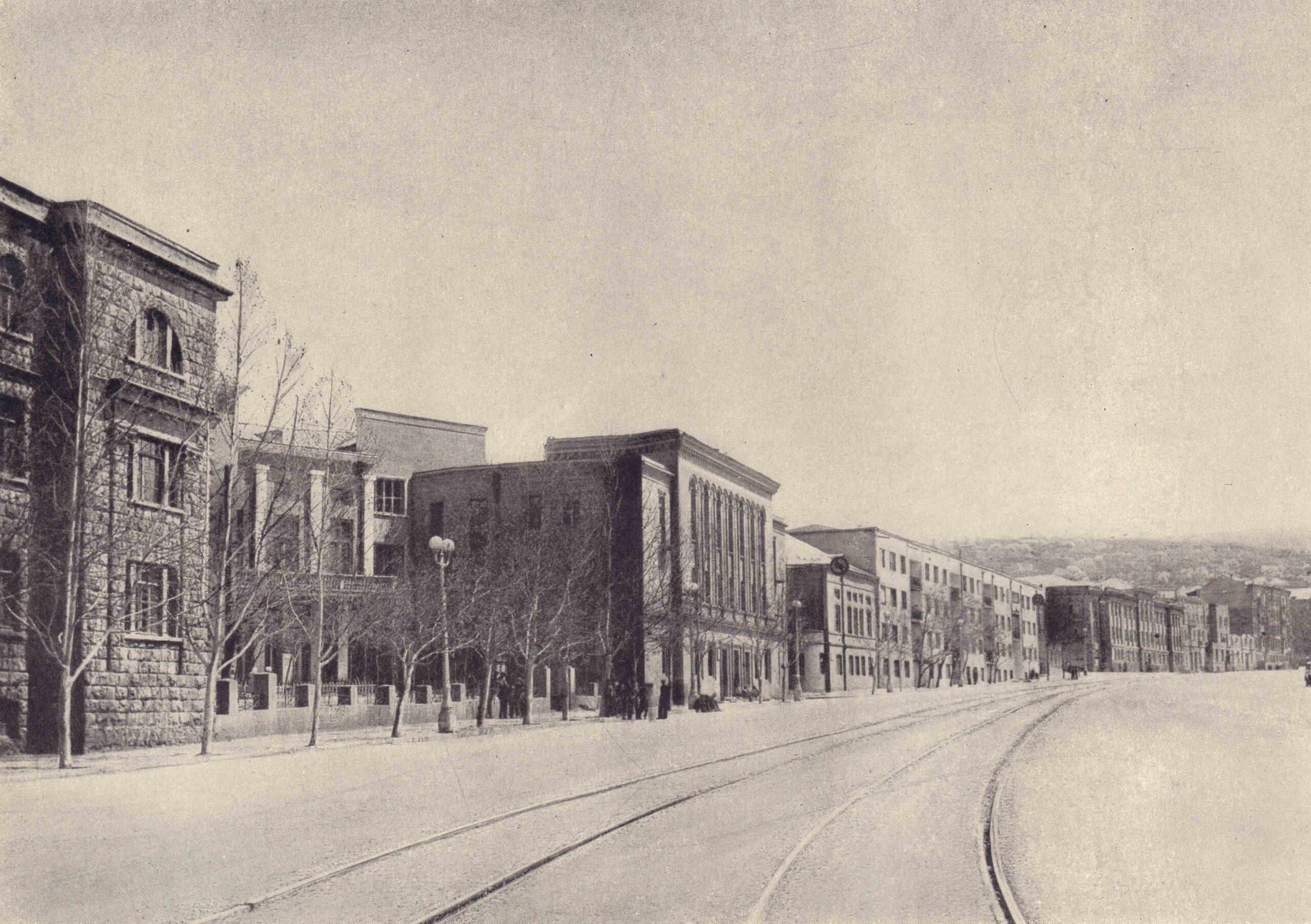 «Архитектура Советской Армении» գրքում (Մոսկվա, 1951) տպագրված Կիրովի փողոցի (այժմ՝ Կորյունի) լուսանկարը