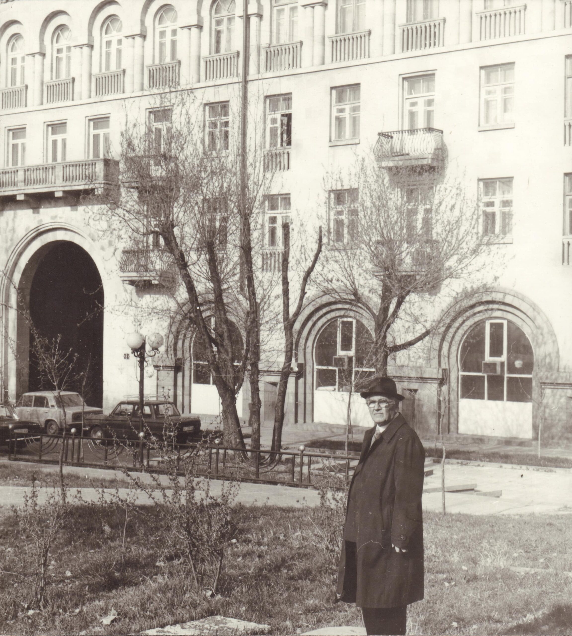 Տ. Մարությանը իր կողմից նախագծած շենքի հետնախորքին (շենքի շահագործման հանձնելուց ի վեր՝ 1957 թ.-ից Տ. Մարությանը բնակվել է Մոսկովյան 8 հասցեում)