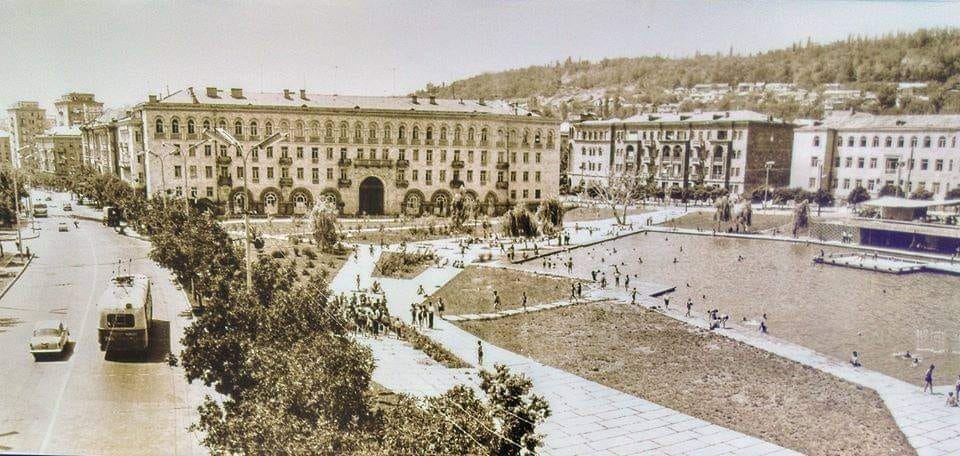 Բնակելի շենքը և Պոպլավոկի լիճը (1968 թ.)