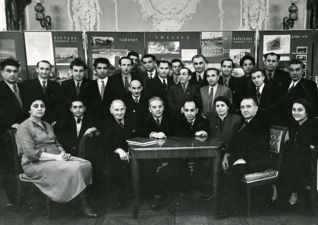 Լուսանկար 3 (անունները տես բացատրագրի մեջ) - ԽՍՀՄ ճարտարապետների երկրորդ համագումարի մի խումբ պատգամավորներ և մասնակիցներ (Մոսկվա, 1955 թ. դեկտեմբերի 1)