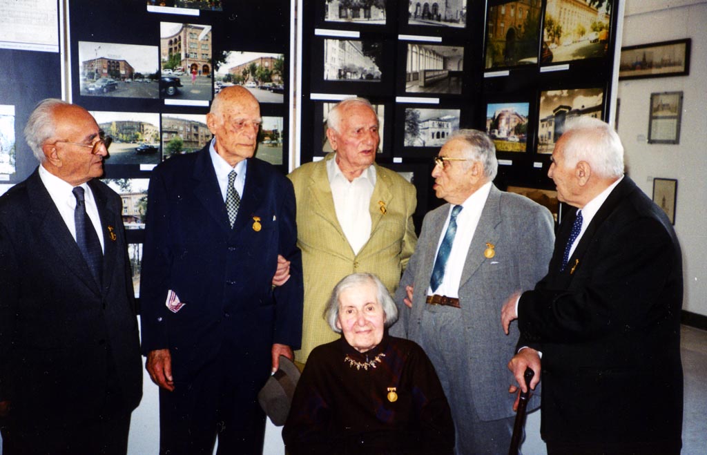 90-ամյա և բարձր տարիքի մի խումբ ճարտարապետներ, որոնք արժանացել են Ալեքսանդր Թամանյանի անվան ոսկե մեդալին. ձախից աջ՝ Գևորգ Մուշեղյան, Արծրուն Գալիկյան, Վարազդատ Արևշատյան, Վարազդատ Հարությունյան, Տիրան Մարության, նստած է Աննա Տեր-Ավետիքյանը (Երևան, 2002 թ., հոկտեմբեր)