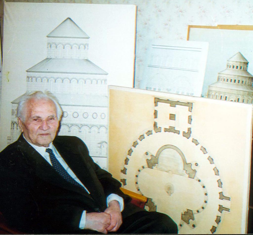 Զվարթնոց տաճարի թանգարանին հանձնվելիք նախագծերի շրջապատում, 2003 թ., հունիս