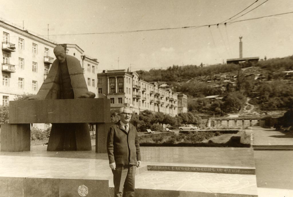 Ալեքսանդր Թամանյանի արձանի մոտ, 1976 թ., մայիս