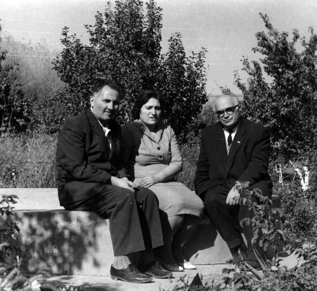 Հրաչյա Քոչարի ամառանոցում. ձախից աջ՝ Տիրան Մարության, Հասմիկ Քոչար, Սուրեն Երեմյան, 1964 թ., հոկտեմբեր