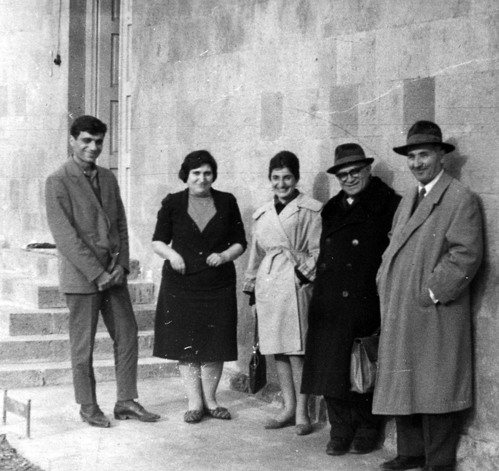 Խմբանկար. ձախից առաջինը Սոս Մանուկյանն է, չորրորդը՝ Սուրեն Երեմյանը, հինգերորդը՝ Տիրան Մարությանը, 1965 թ., մարտ