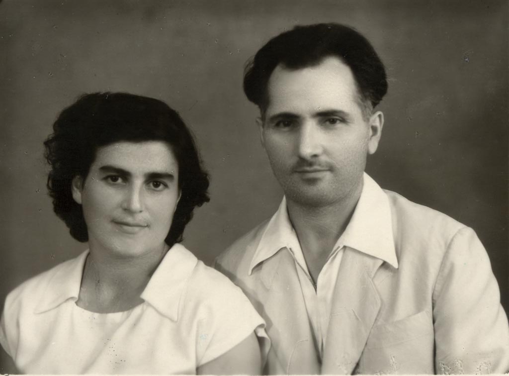 Կնոջ՝ Արփենիկ Արայի Ալեքսանյանի հետ (Թբիլիսի, 1956 թ., օգոստոսի 31)