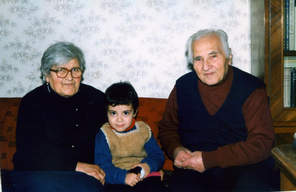 Կնոջ և Տիգրան թոռան հետ (Երևան, 1999 թ., հունվարի 13)