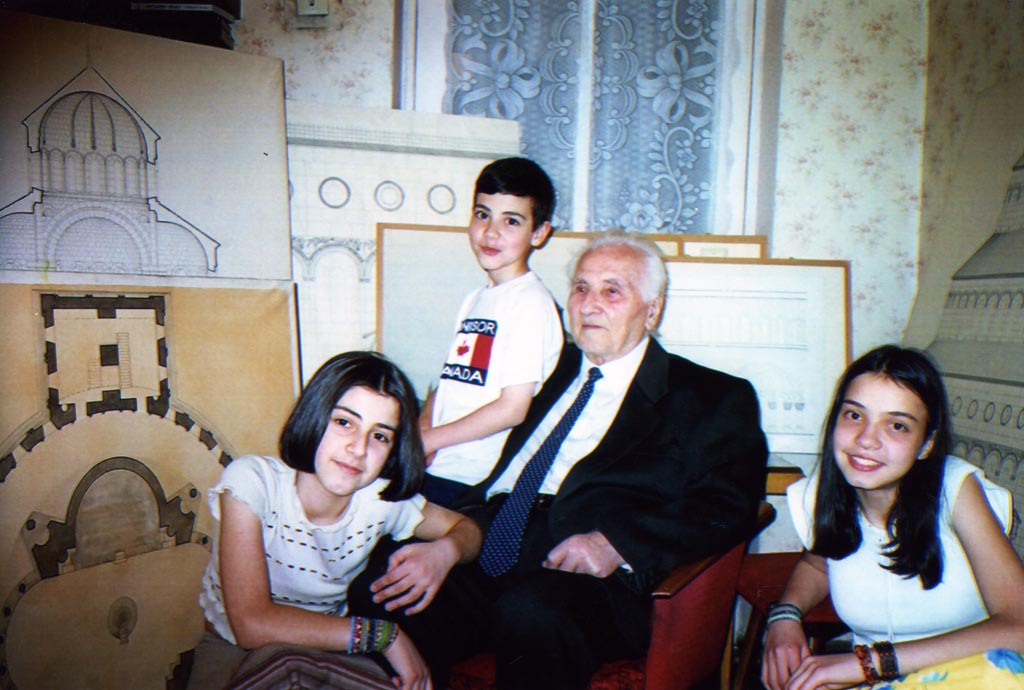 Դստեր աղջկա՝ Զարուհու, որդու զավակներ Տիգրանի և Արփենիկի հետ՝ Տիրան Մարությանի իրականացրած ճարտարապետական վերակազմությունների հենքին (Երևան, 2003 թ., հունիս)
