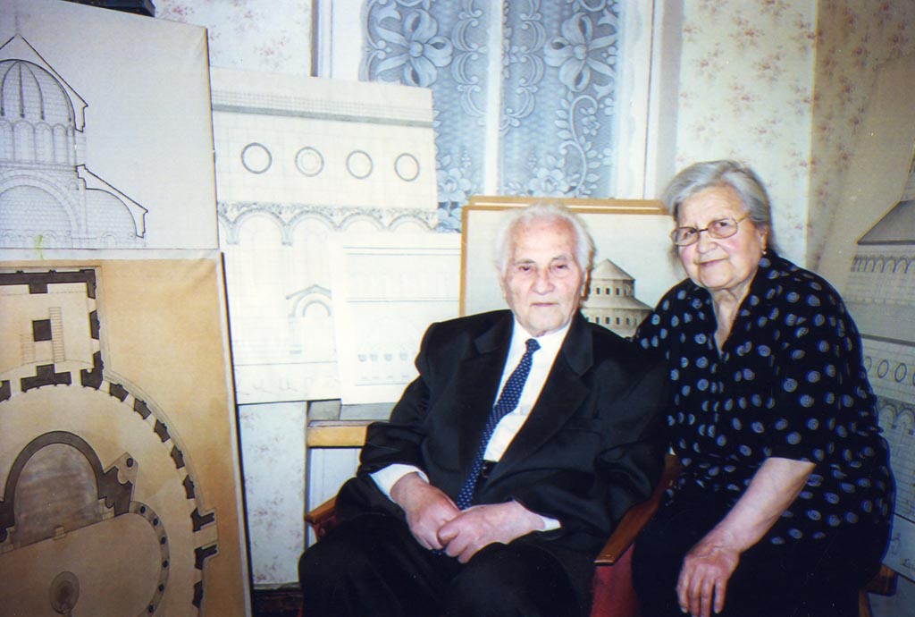 Տիկնոջ հետ՝ Տիրան Մարությանի իրականացրած ճարտարապետական վերակազմությունների հենքին (Երևան, 2003 թ., հունիս)