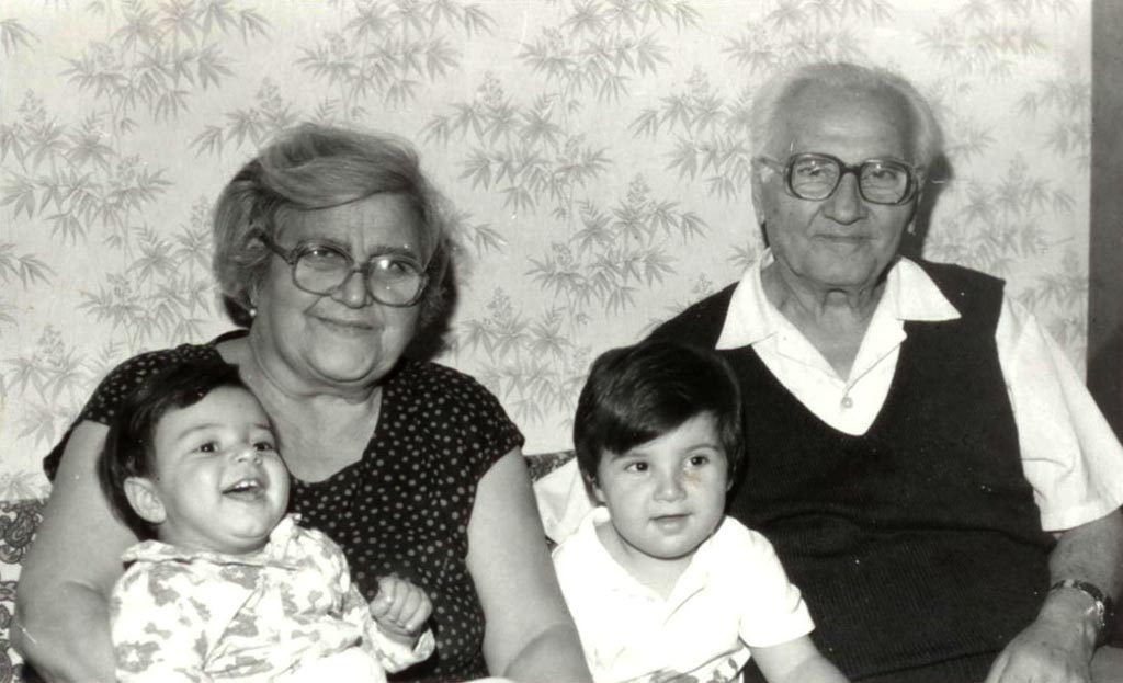 Կնոջ և դստեր զավակների՝ Զարուհու և Կարապետի հետ (Երևան, 1992 թ.)