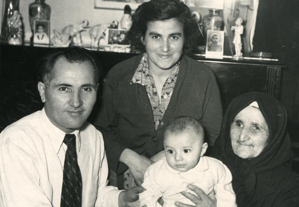 Կնոջ, մոր և հինգ ամսական որդու՝ Հարությունի հետ (Երևան, 1957 թ., մարտի 3)