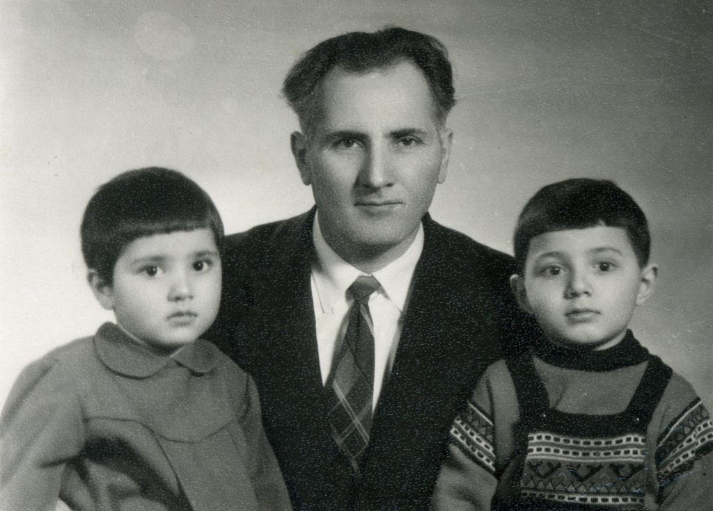 Դստեր՝ Տաթևիկի և որդու՝ Հարությունի հետ (Երևան, 1961 թ.)