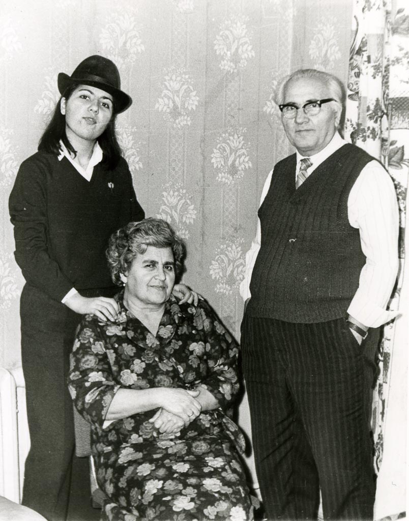 Դստեր և կնոջ հետ (Երևան, թերևս 1980 թ.)