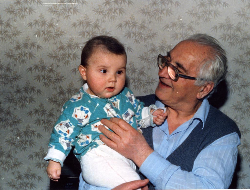 Առաջին թոռնիկի՝ դստեր որդի Կարապետի հետ (Երևան, 1989 թ.)