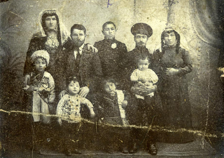 Ընտանեկան լուսանկար․ ձախից առաջինը և երկրորդը Տիրան Մարությանի ծնողներն են՝ Բավական Անտոնի Ափինյանը և Հարություն Ներսեսի Մարությանը։ Ձախից առաջին երեխան ավագ եղբայրն է՝ Գարեգինը, երկրորդը՝ Տիրանն է, երրորդը՝ ավագ քույրը՝ Մանյան (թերևս 1914-15 թթ.)