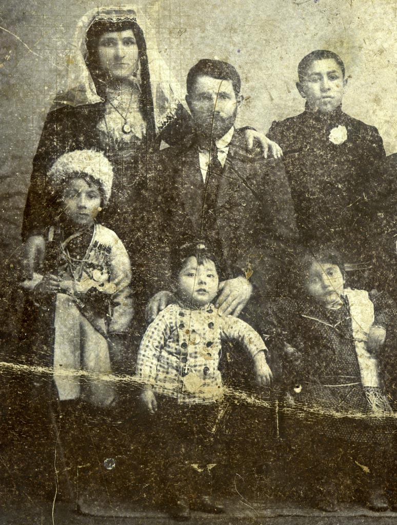 Ընտանեկան լուսանկար. ձախից առաջինը և երկրորդը Տիրան Մարությանի ծնողներն են՝ Բավական Անտոնի Ափինյանը և Հարություն Ներսեսի Մարությանը։ Ձախից առաջին երեխան ավագ եղբայրն է՝ Գարեգինը, երկրորդը՝ Տիրանն է, երրորդը՝ ավագ քույրը՝ Մանյան (հատված․ թերևս 1914-15 թթ.)
