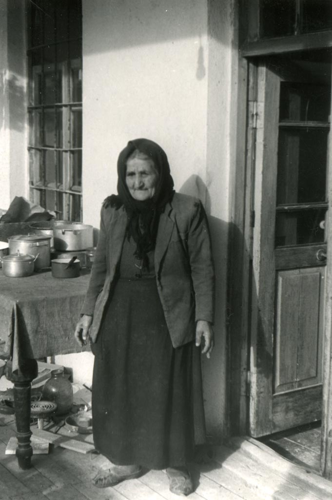 Մայրը՝ Բավական Անտոնի Մարությանը Ղշլաղի տան պատշգամբում (թերևս 1960-ական թթ.)