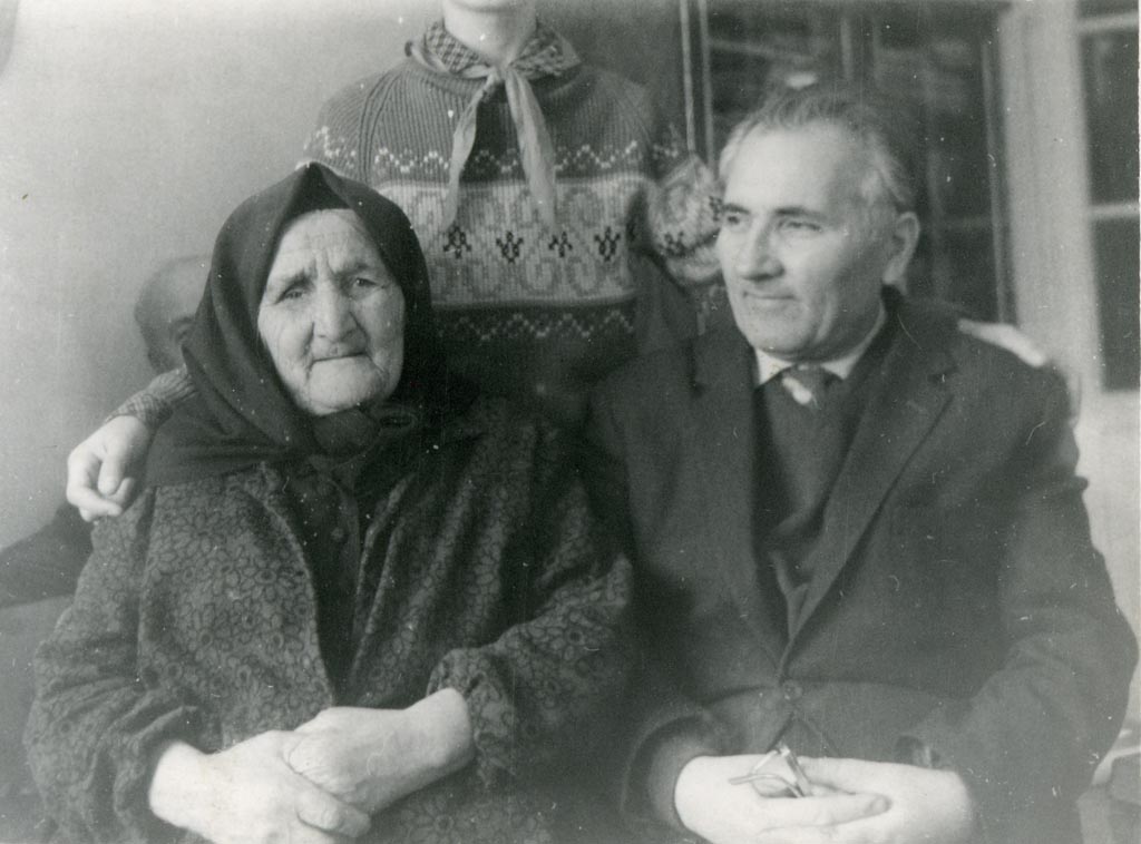 Մոր՝ Բավական Անտոնի Մարությանի հետ (1960-ական թթ. վերջ)