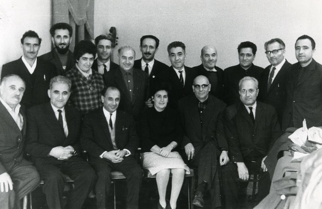 «Հայհիդրոէներգանախագիծ» ինստիտուտի աշխատակիցներ. հետևի շարքում ձախից երրորդը՝ Իրինա Շեկոյան, հինգերորդը՝ Վարդգես Ռւստոմյան, աջից երկրորդը Տիրան Մարության, երրորդը՝ Ցոլակ Կտրակյան, նստածներից աջից առաջինը՝ Մկրտիչ Սիրականյան, երկրորդը՝ Աշոտ Տեր-Հովհաննիսյան (Երևան, 1960-70-ական թթ.)