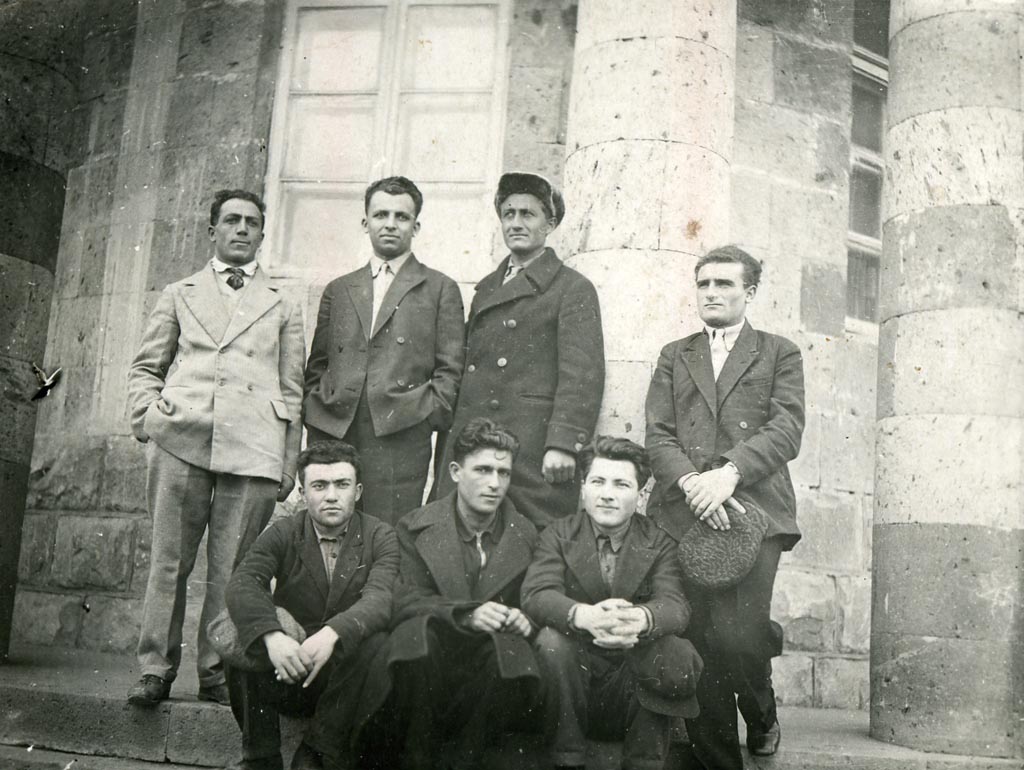 Ուսանողական ընկերների հետ։ Նստածների շարքում աջից առաջինը Տիրան Մարությանն է, 1935 թ.