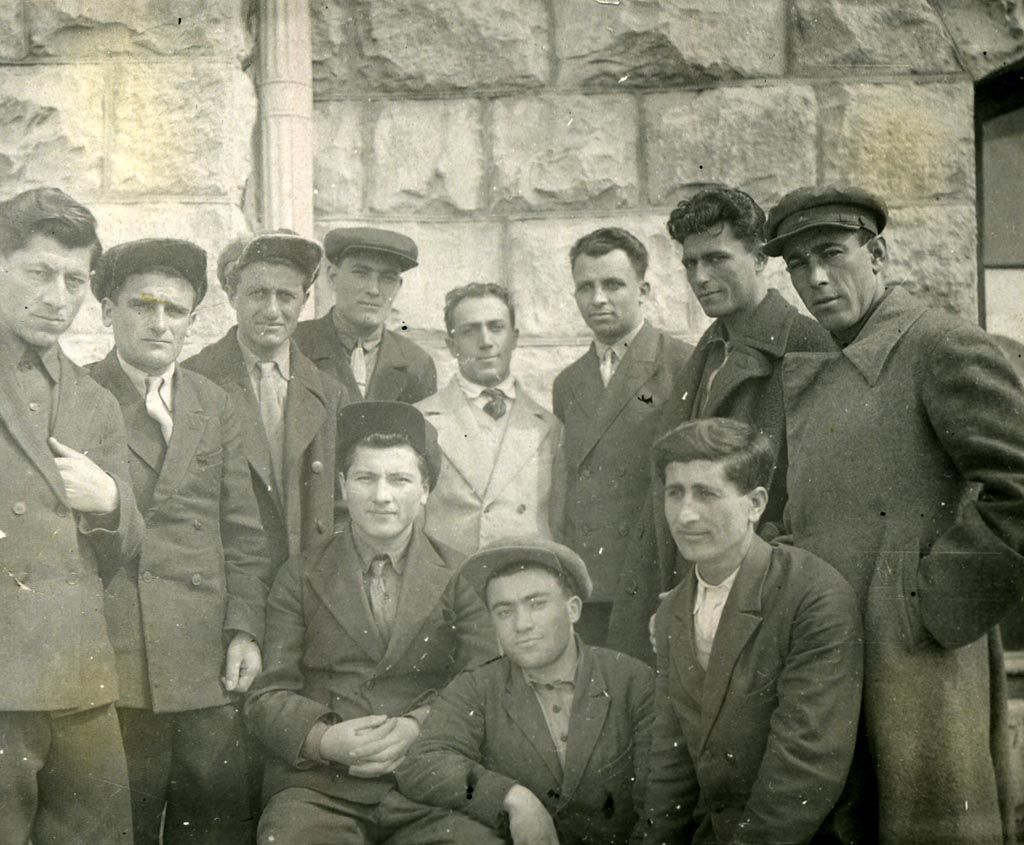 Մի խումբ ընկերների հետ։ Նստածների մեջ ձախից առաջինը Տիրան Մարությանն է
(թերևս 1930-ական թթ. սկիզբ)