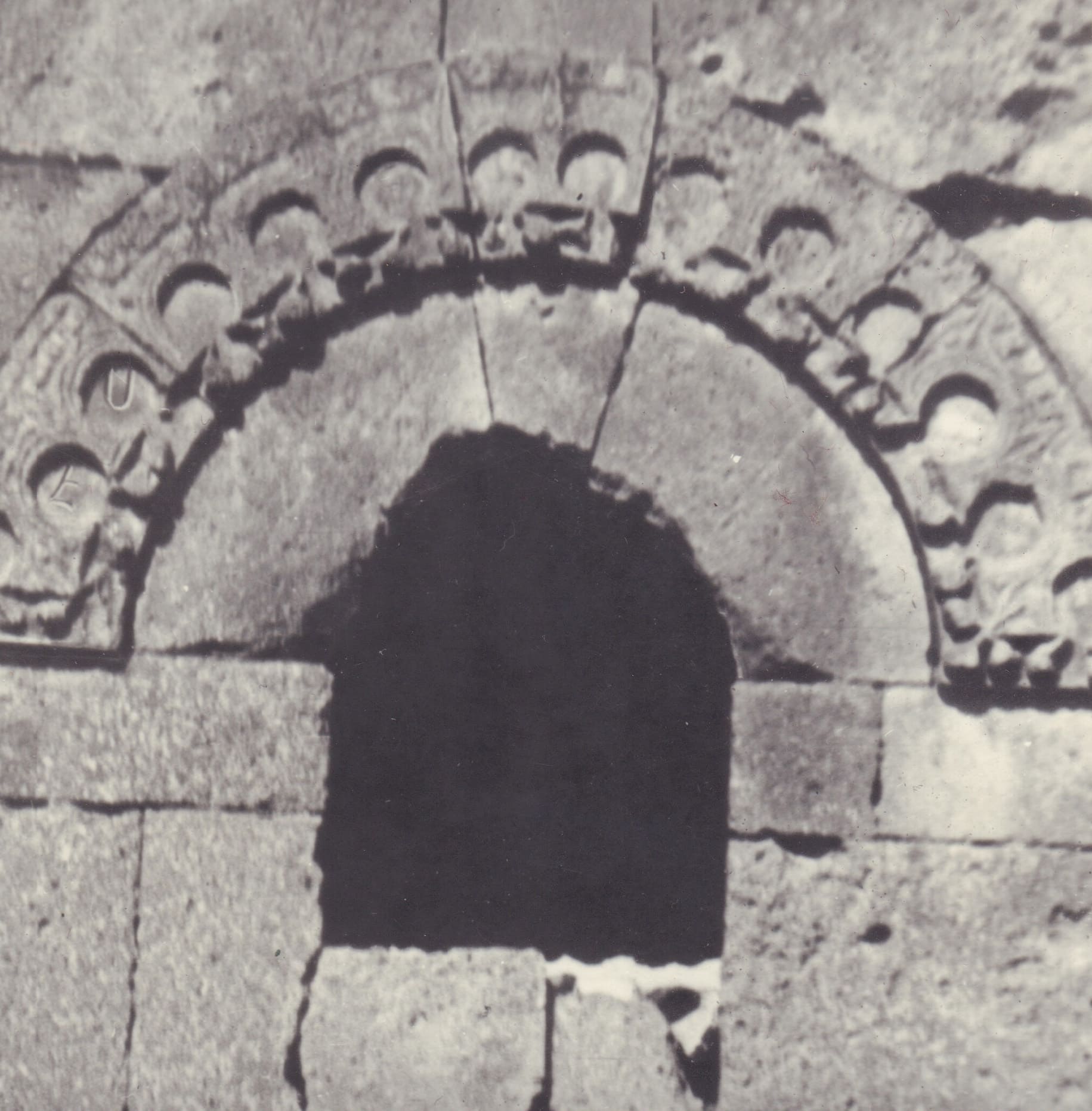 Հարավային խորանի պատուհանի արտաքին կամարաղեղը (լուսանկարը՝ Տ. Մարությանի)