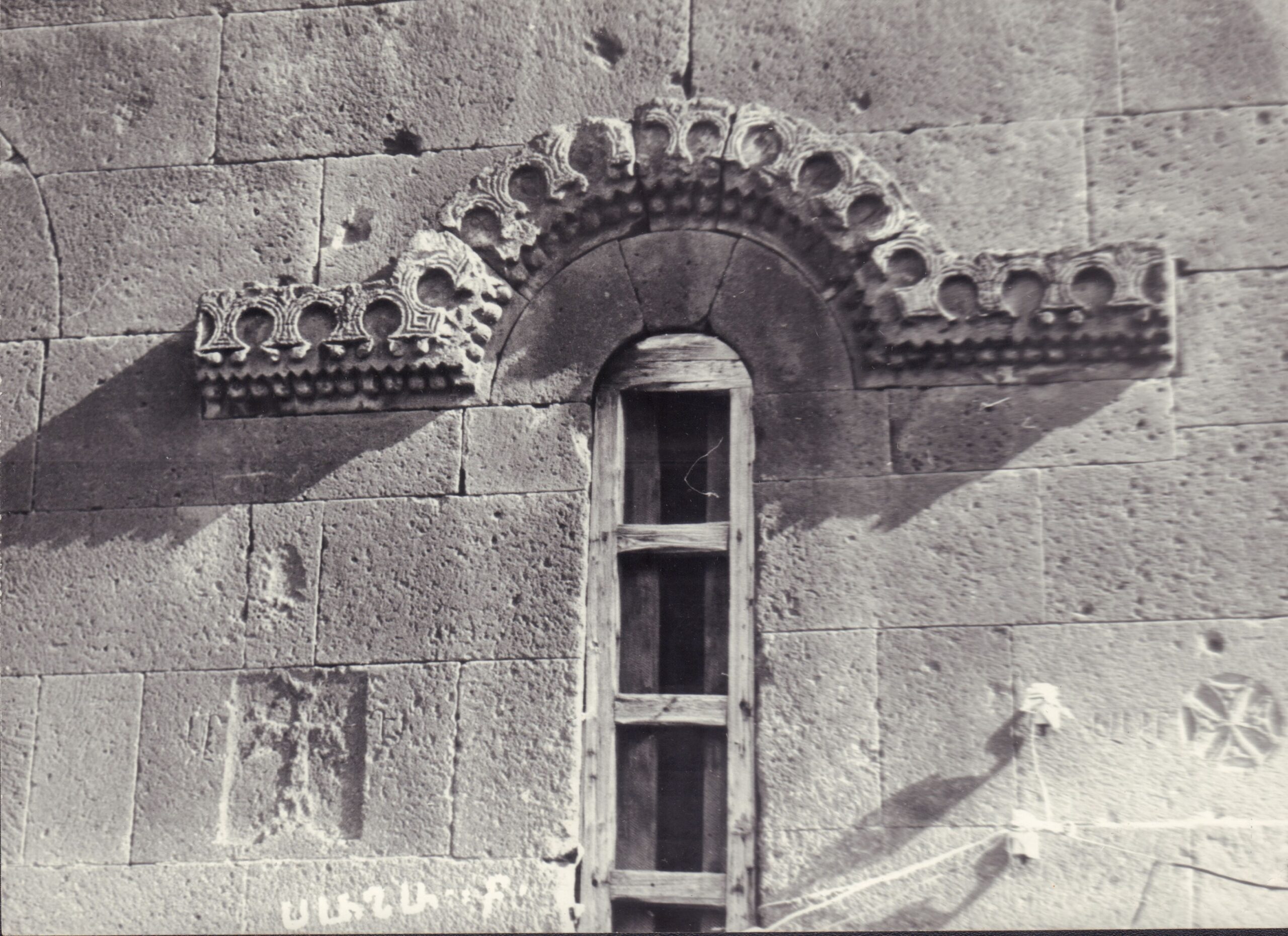 Արևմտյան խորանի պատուհանի արտաքին կամարաղեղը (լուսանկարը՝ Տ. Մարությանի)