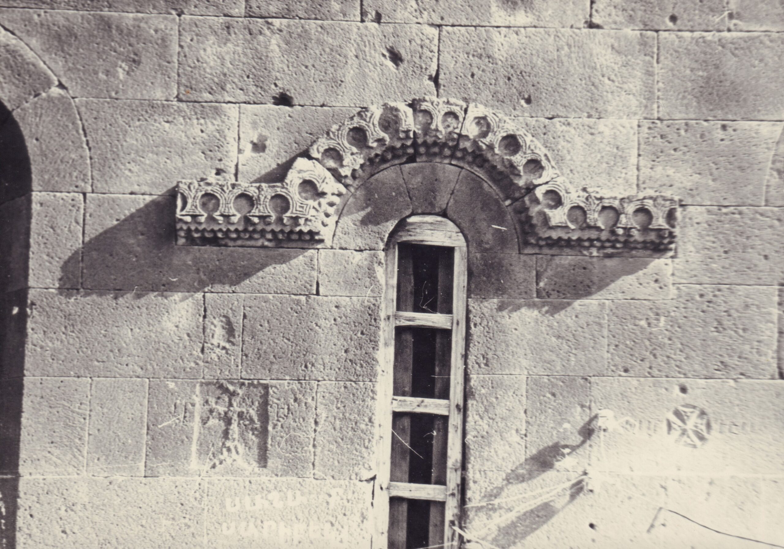 Արևմտյան խորանի պատուհանի արտաքին կամարաղեղը (լուսանկարը՝ Տ. Մարությանի)