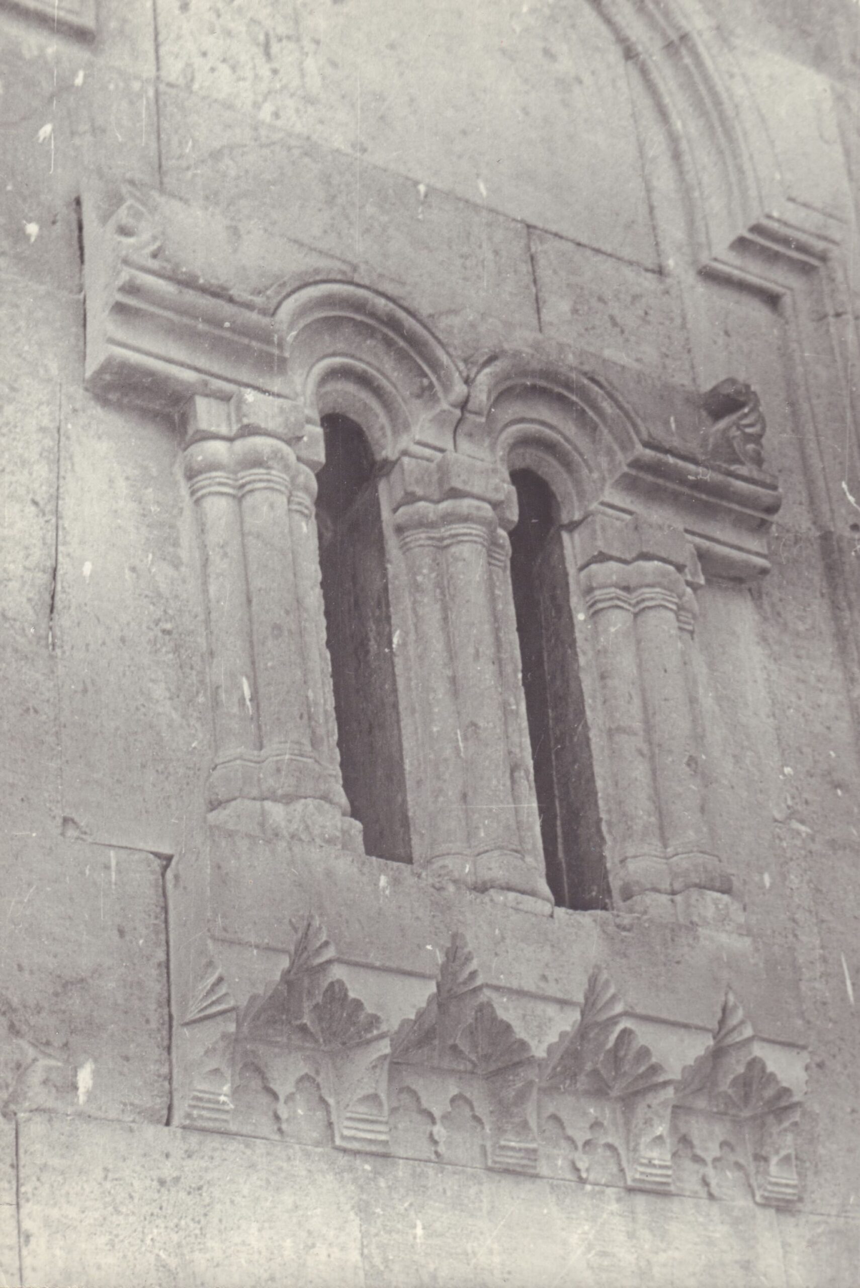 Սբ, Գրիգոր Լուսավորիչ եկեղեցու արևելյան խորանի պատուհանները